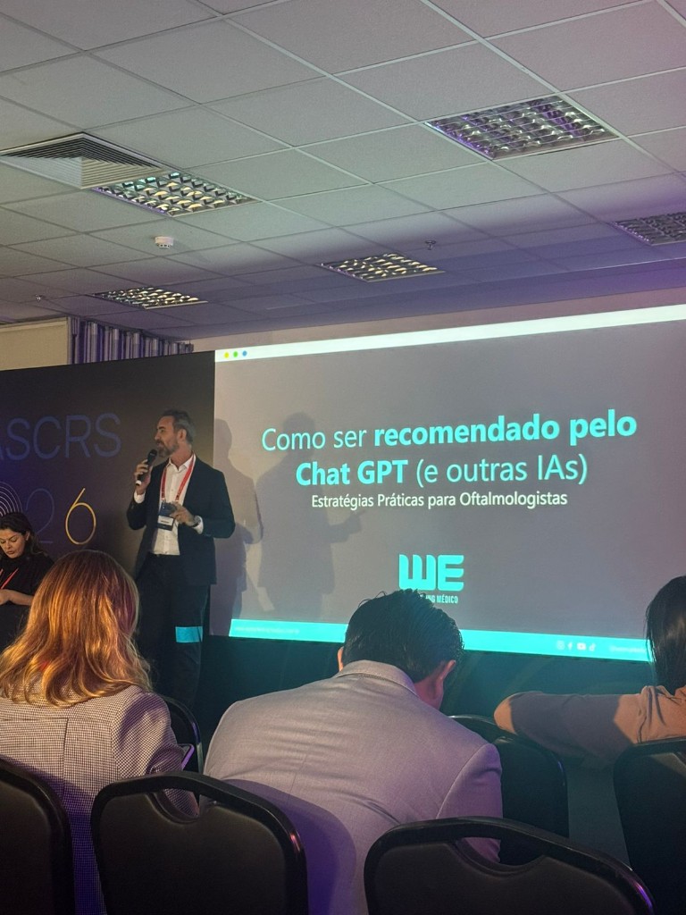Edson Medeiros da WE Marketing Médico palestrando sobre ChatGPT no BRASCRS 2026