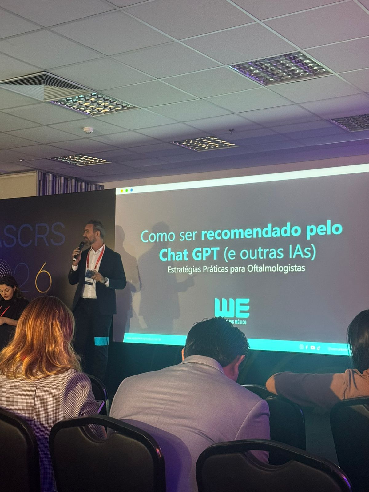 Edson Medeiros of WE Marketing gives the talk "How to Get Recommended by ChatGPT: Practical Strategies for Ophthalmologists" at BRASCRS 2026